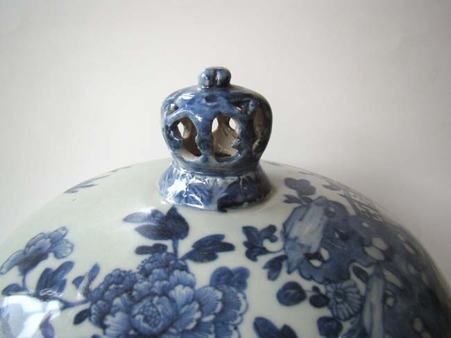A beautiful large early 19th century Chinese Export Porcelain covered bowl — image 2
